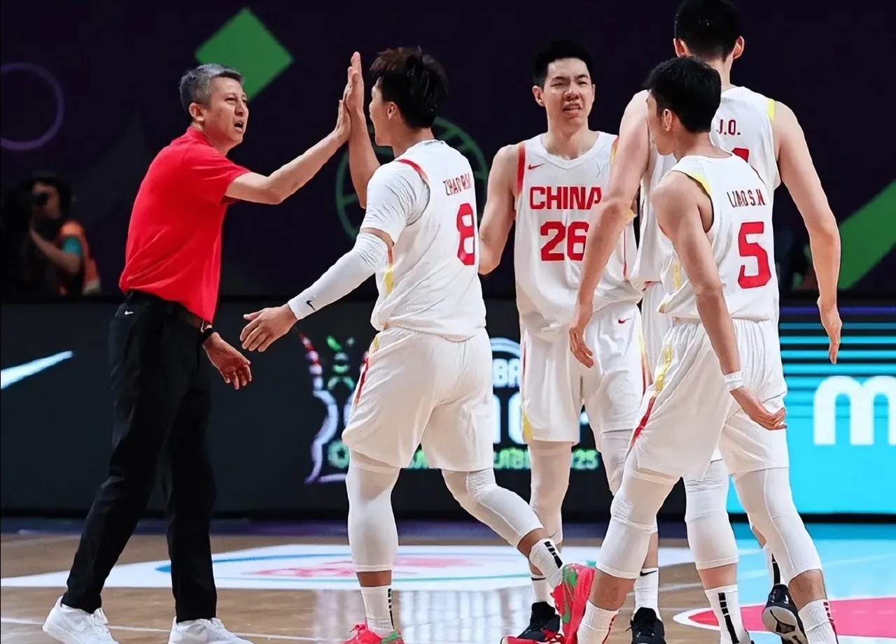 包含集结日CBA常规赛焦点战，山东男篮官宣签约，气氛紧张，临场指挥获称赞的词条