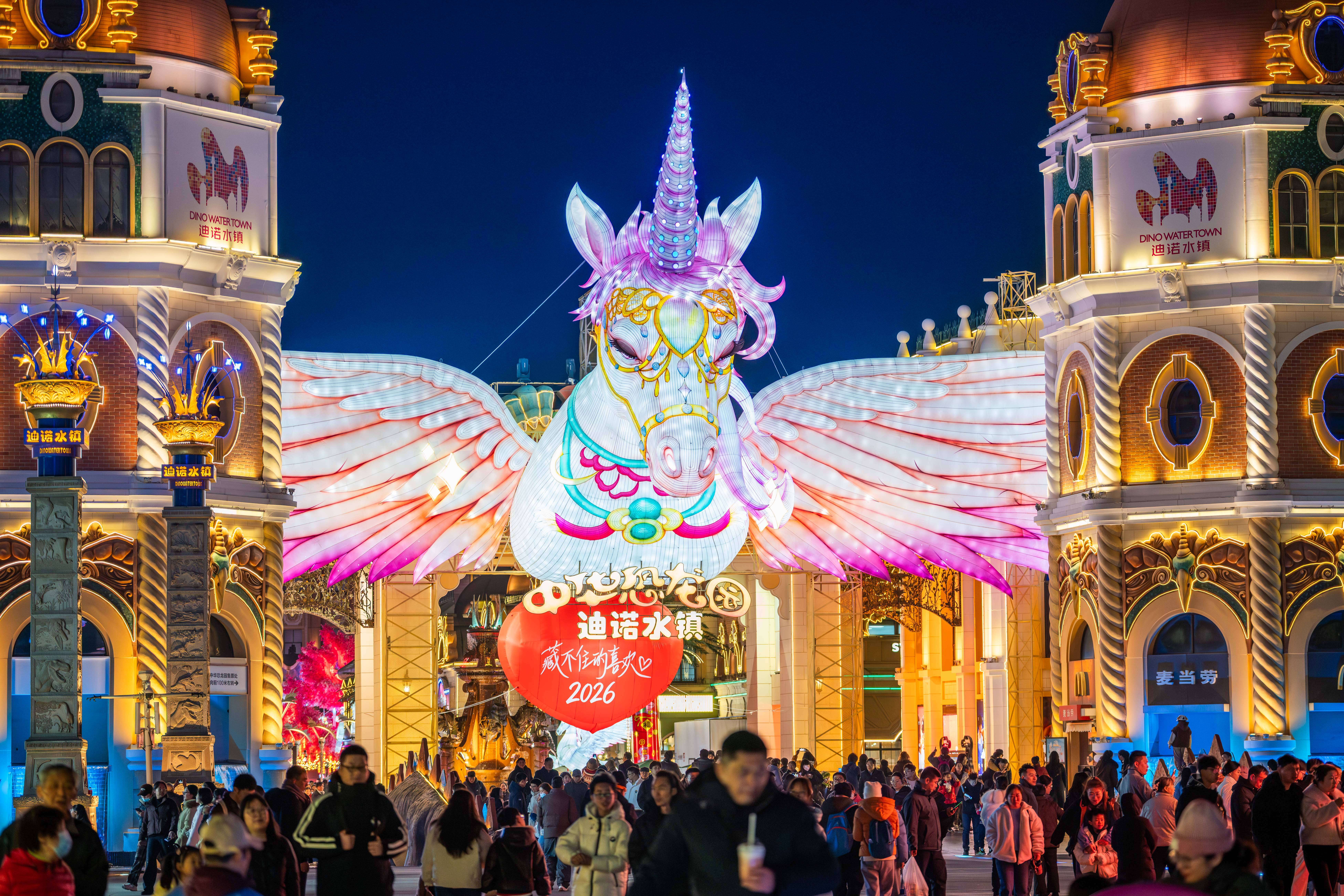 包含赛地聚焦——荷甲集结日热度飙升；皇家马德里防线松动；震撼外界；临场指挥获称赞的词条