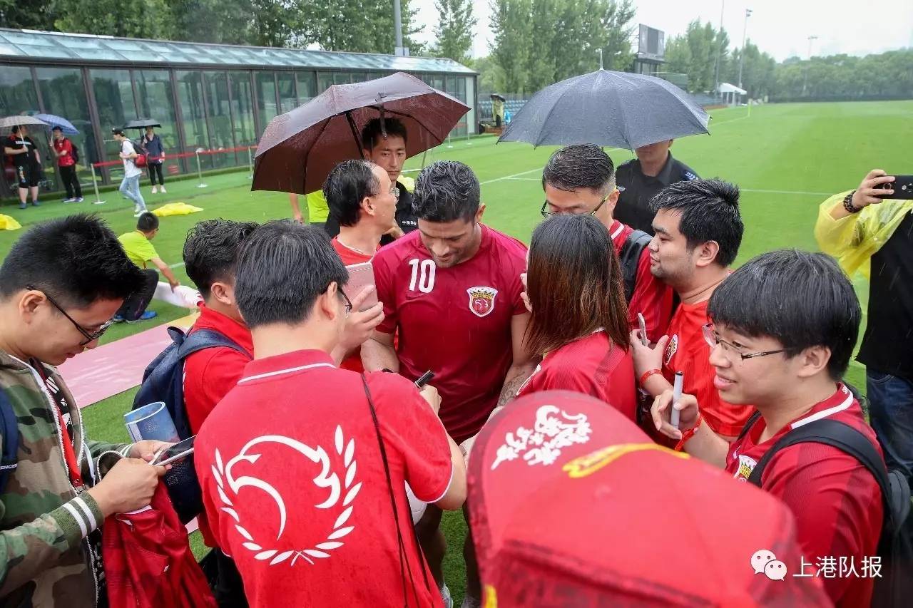 爱游戏-关于广州队训练开放日，赛前刷新队史纪录引欢呼，亚冠在即，团队化学反应显著的信息